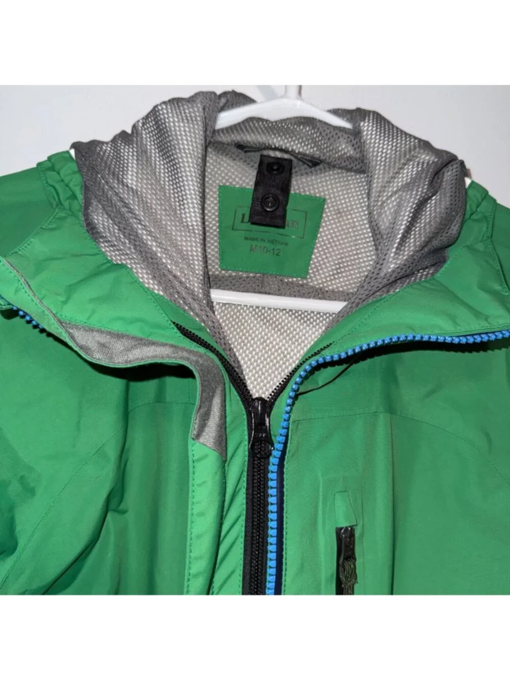 L.L.Bean Green Waterproof Jacket Hood Front Zipper Mesh Lining Size M (10-12)